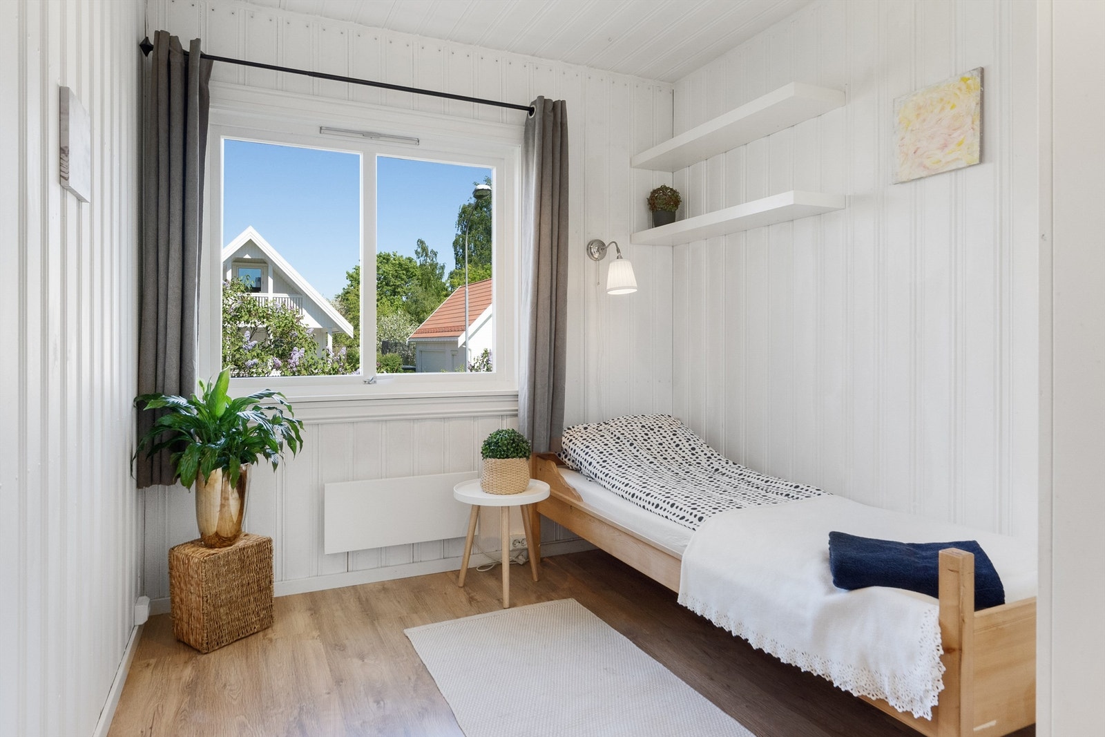 Soverom to er lyst og romslig med plass til garderobeløsning. Galleribilde
