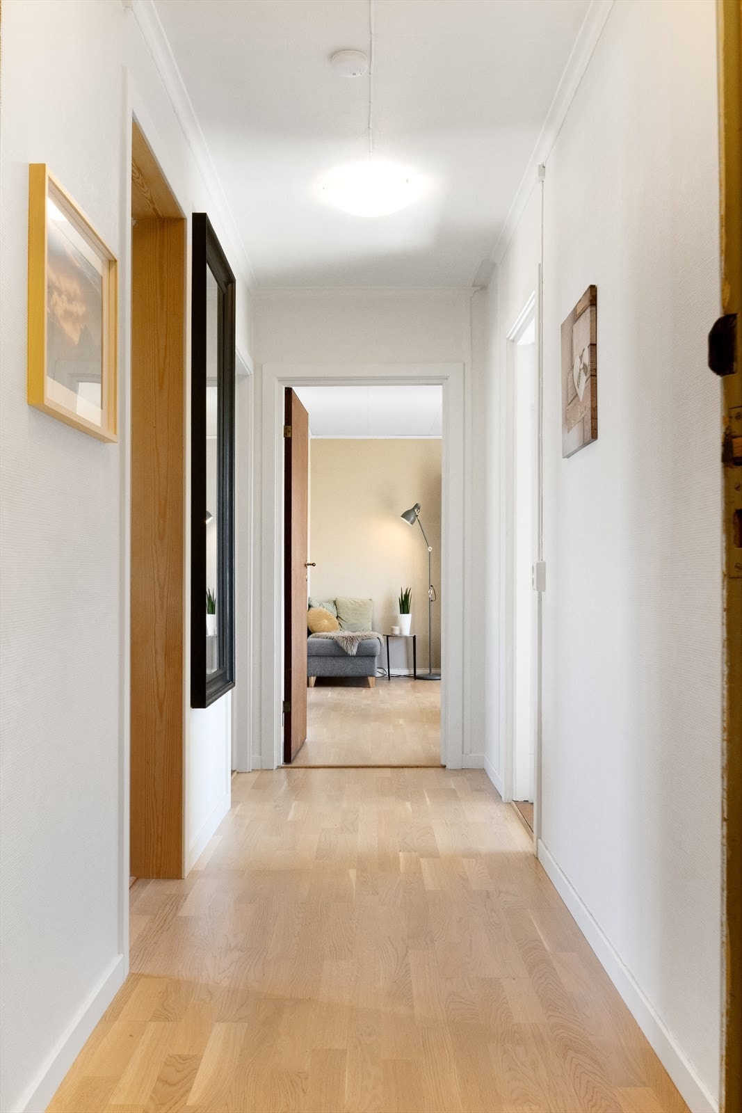 Romslig gang fra entré mot stue Galleribilde