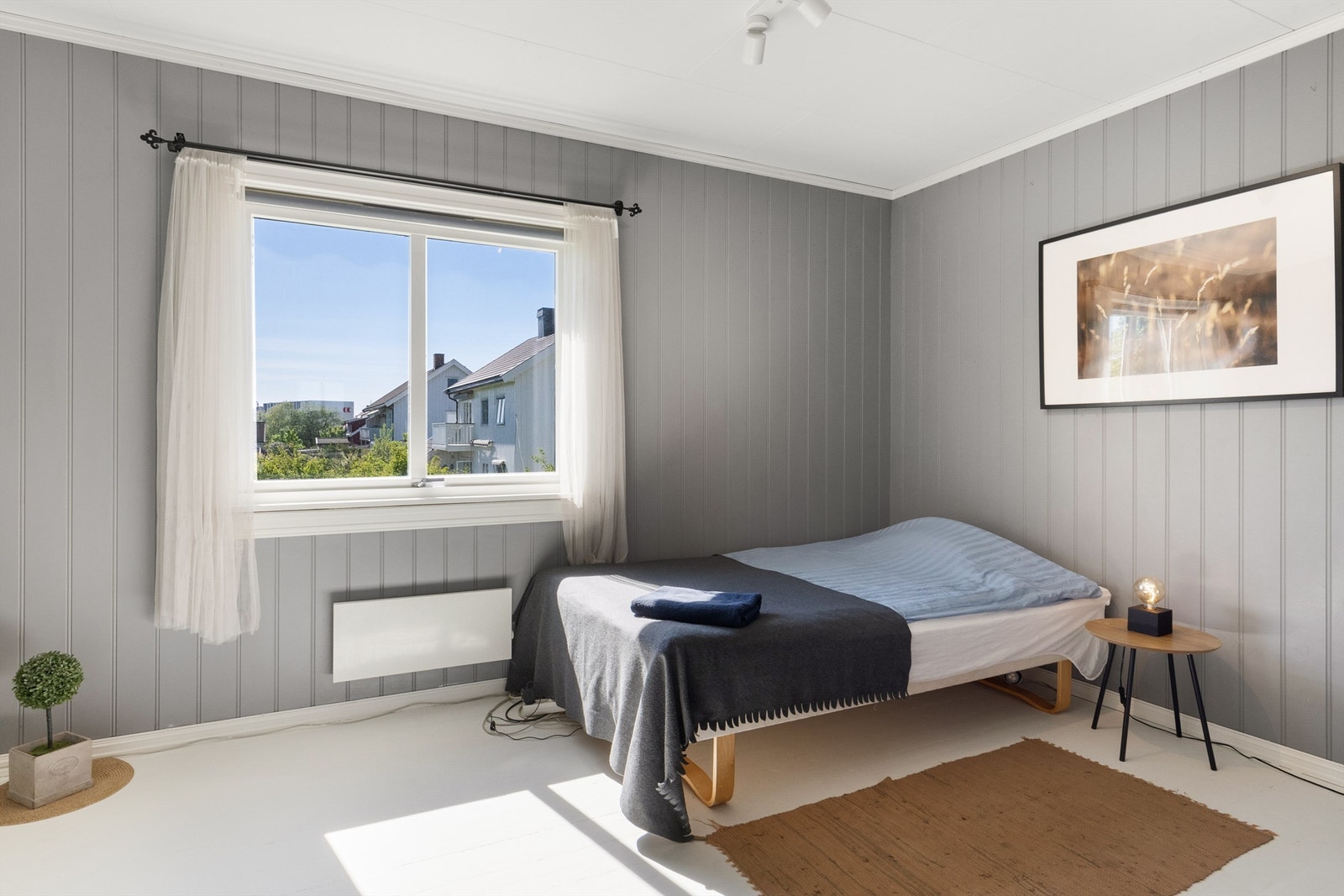 Hovedsoverom er romslig med plass til garderobeløsning. Galleribilde