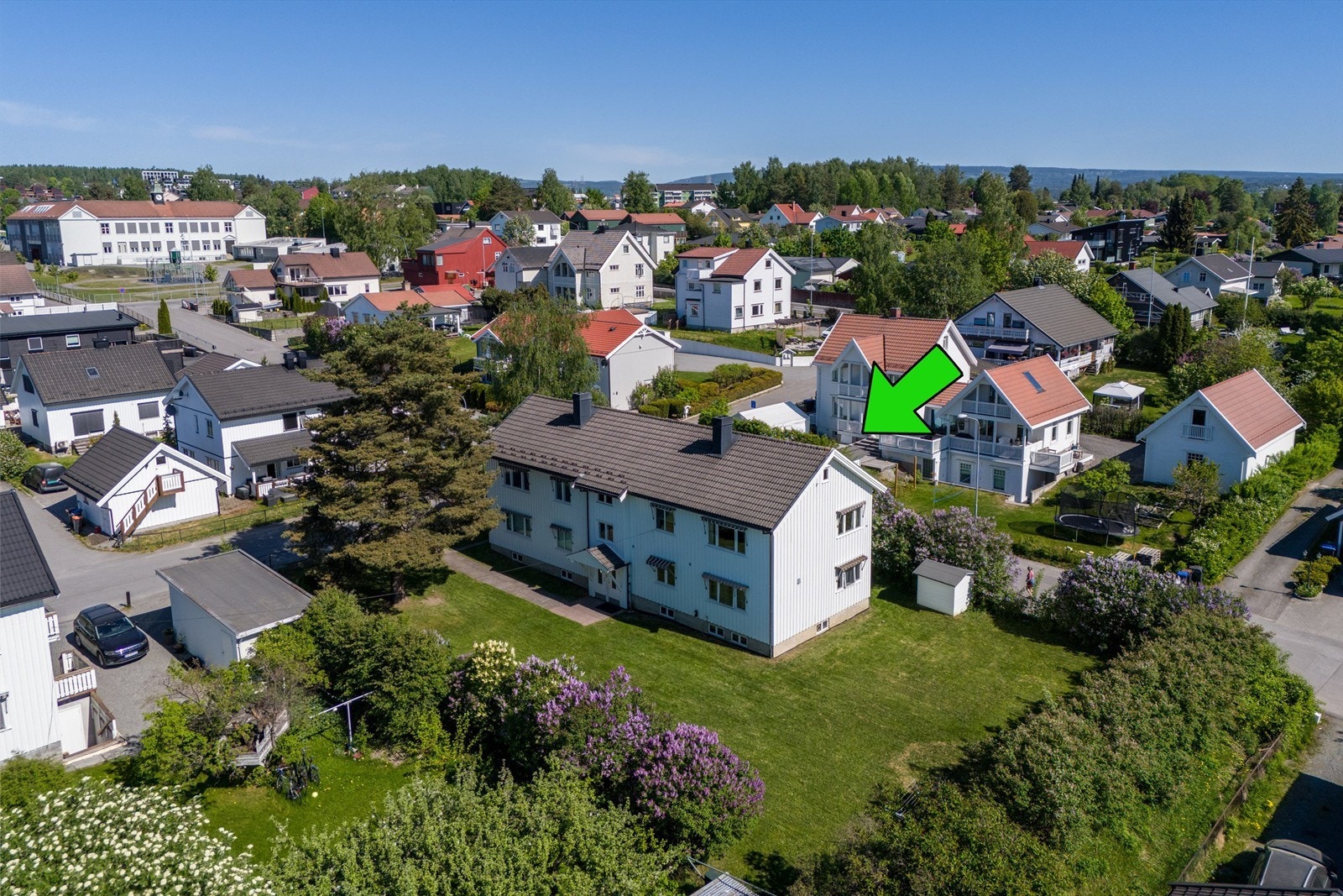 Leiligheten ligger tilbaketrukket i et boligfelt på Rollsløkka med pene grøntarealer og romslig tomt. Galleribilde