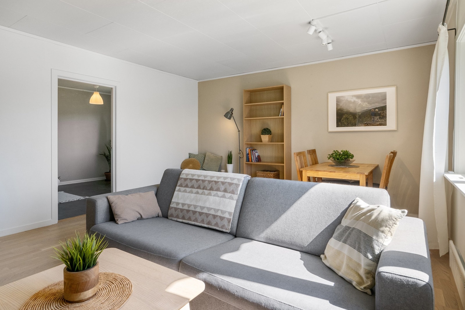 Stuen er lys og luftig Galleribilde