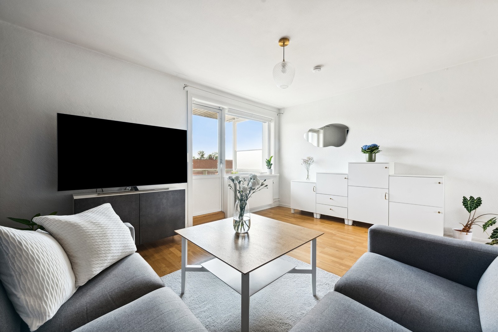 Adskilt stuedel med god plass til sofagruppe, tv-benk mm. Galleribilde