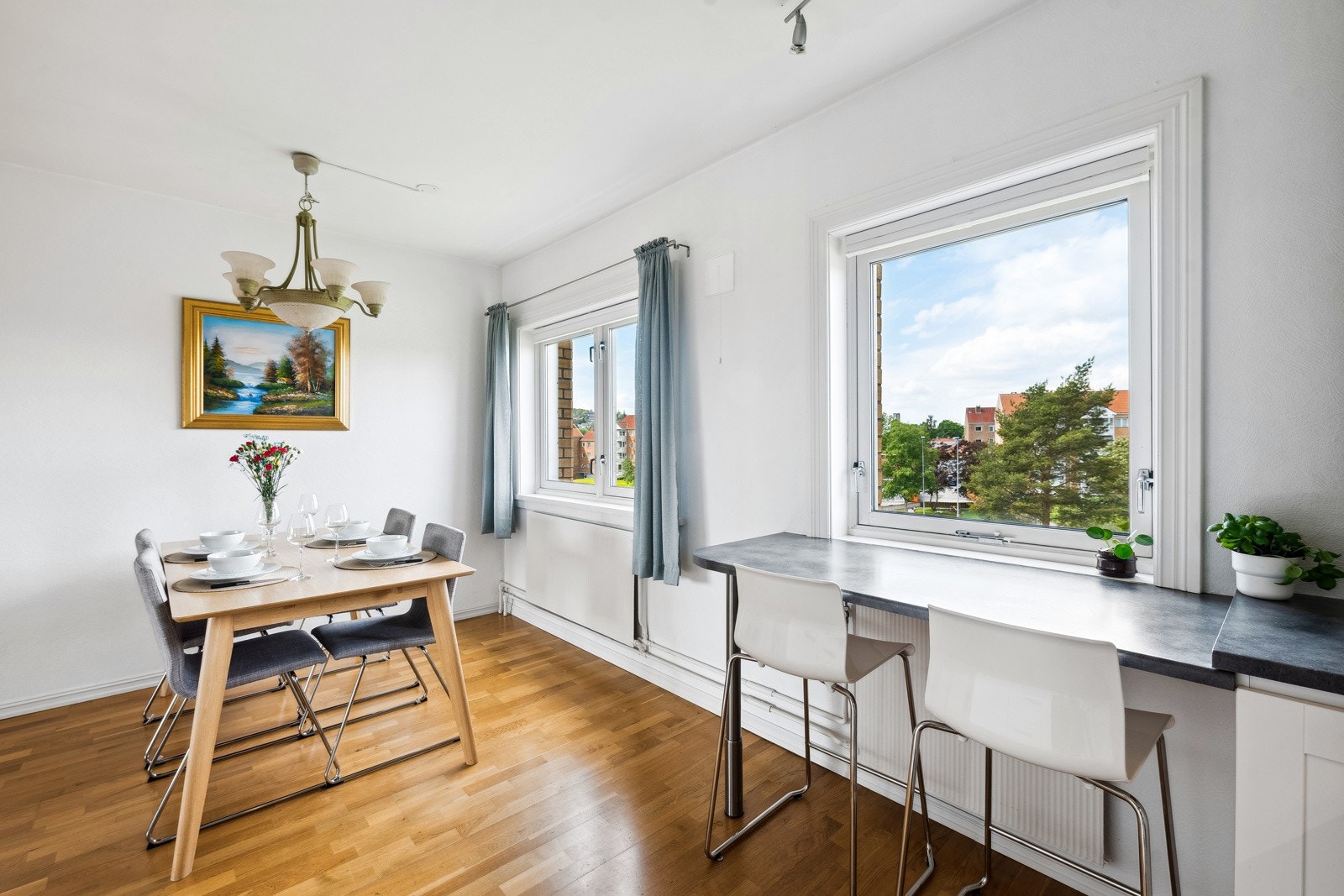Det er god plass til stort spisebord for hyggelige sammenkomster. Galleribilde