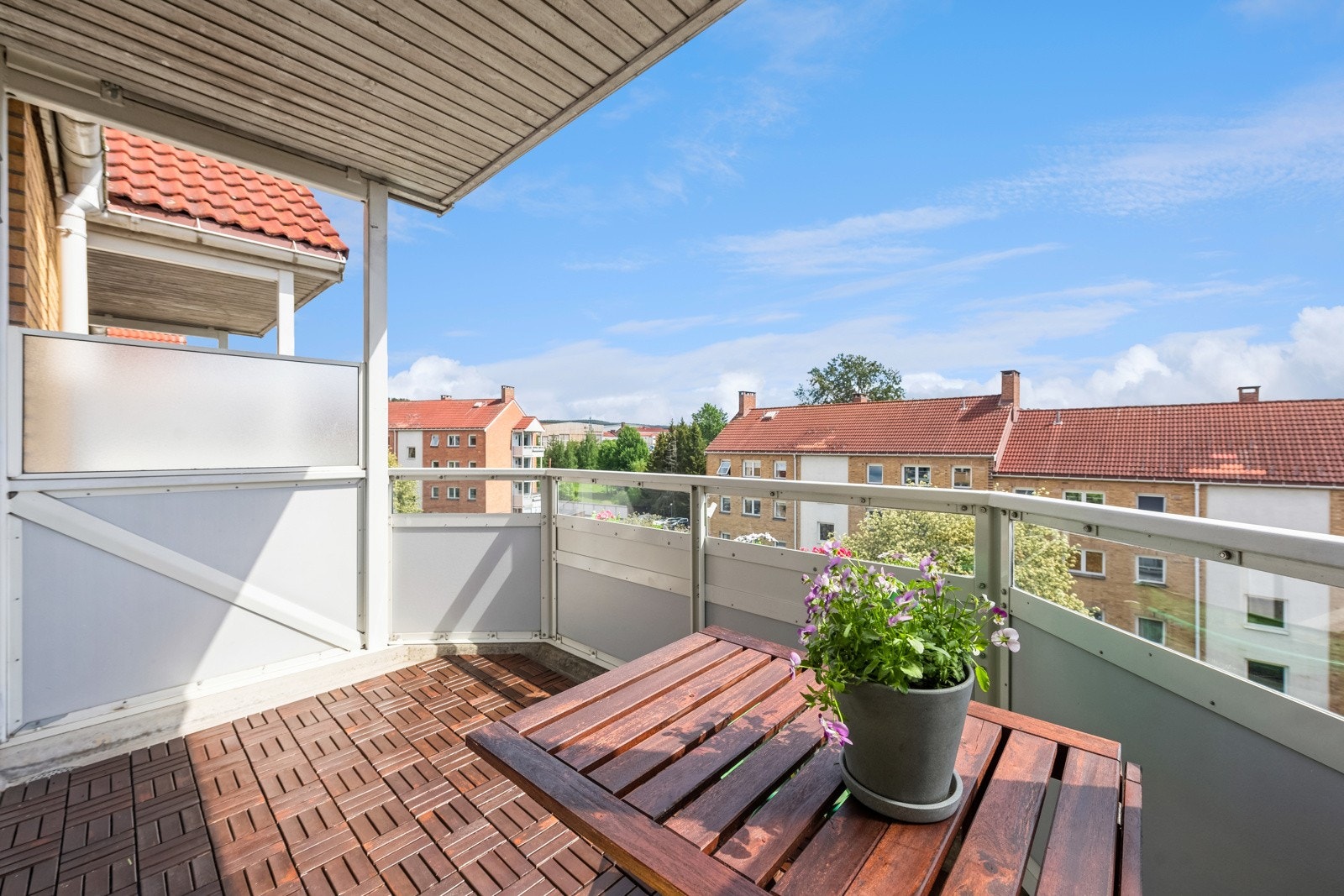 Stor, flott balkong med sol fra tidlig morgen. Galleribilde