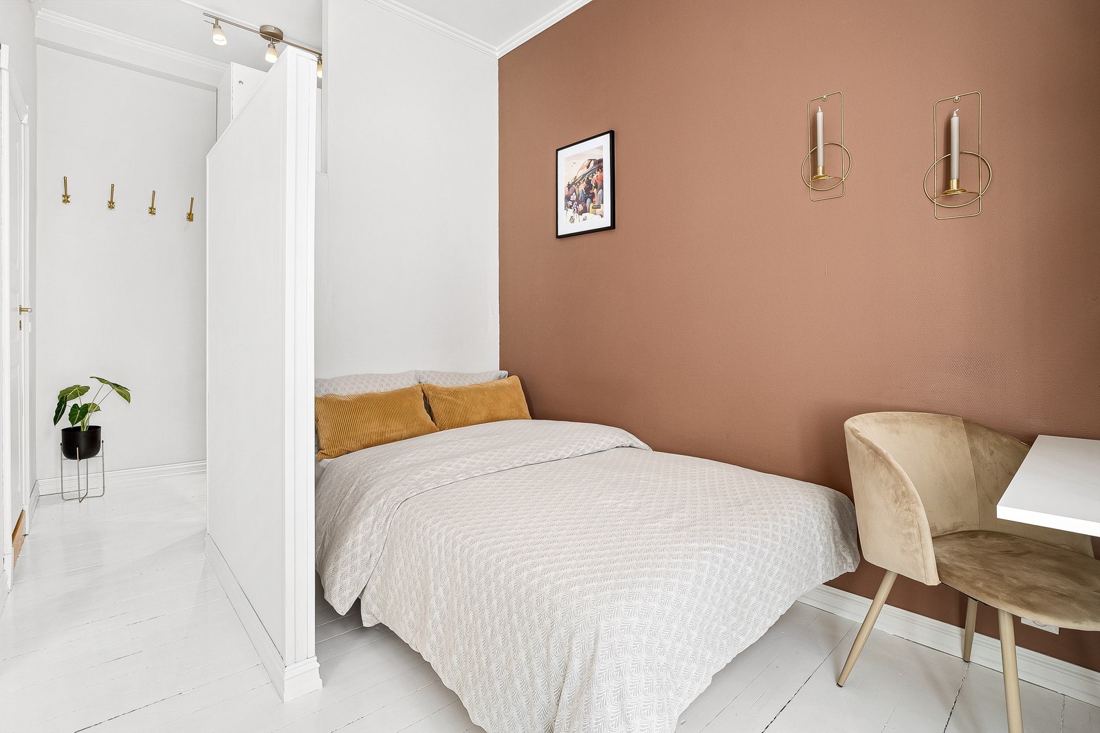 Sovealkove med plass til seng i tilknytning til oppholdsrom. Galleribilde