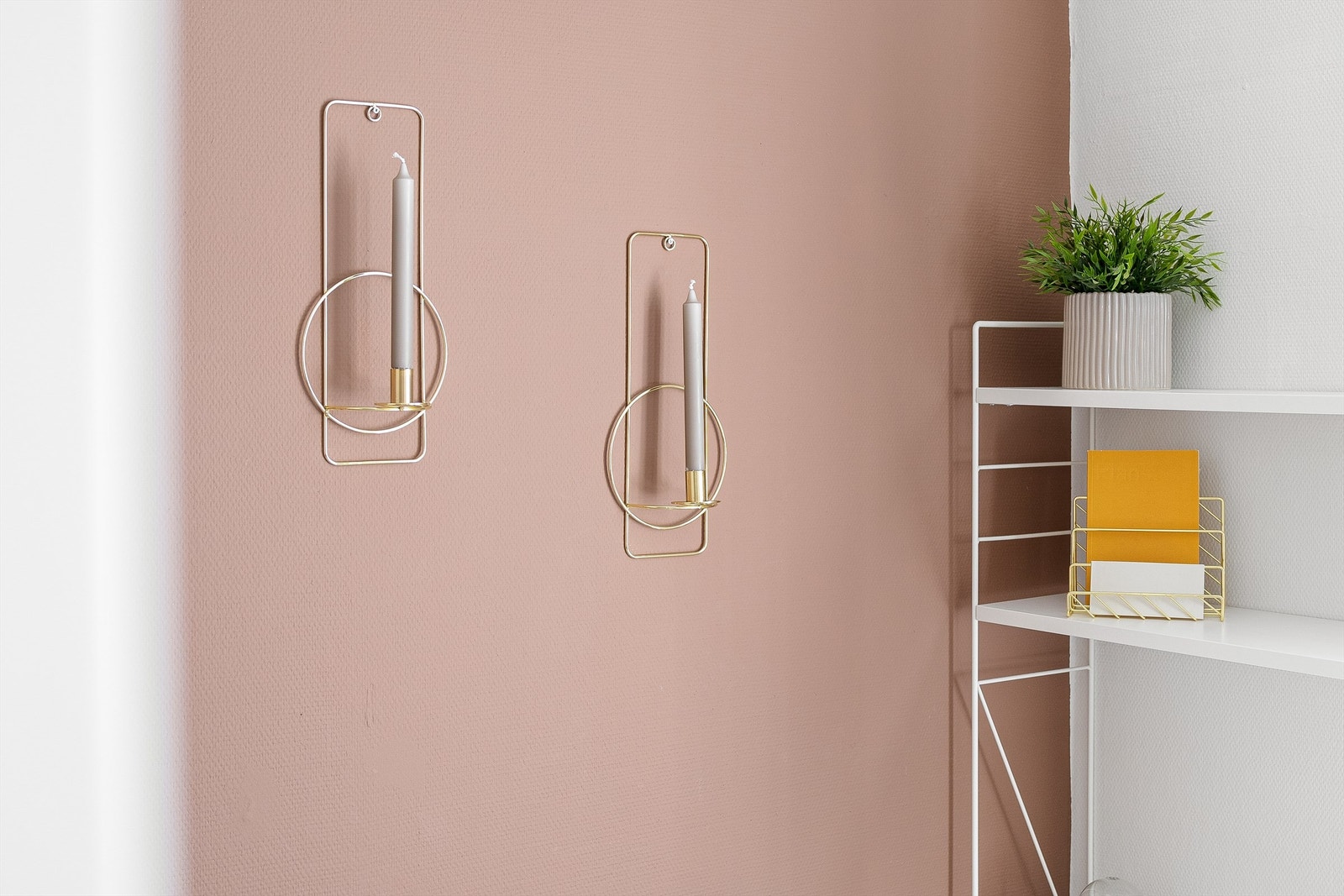 Leiligheten er malt i lyse farger med en lun kontrastvegg. Galleribilde