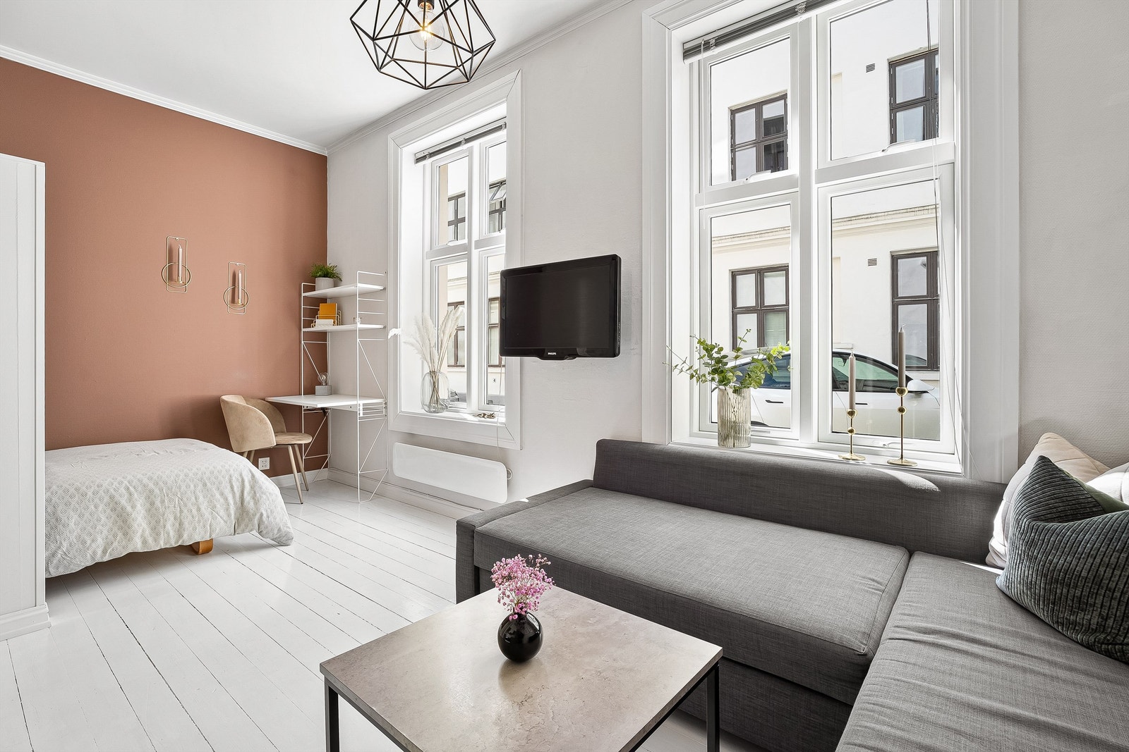 En superpraktisk leilighet med en smart planløsning, generøs takhøyde og store vindusflater. Galleribilde