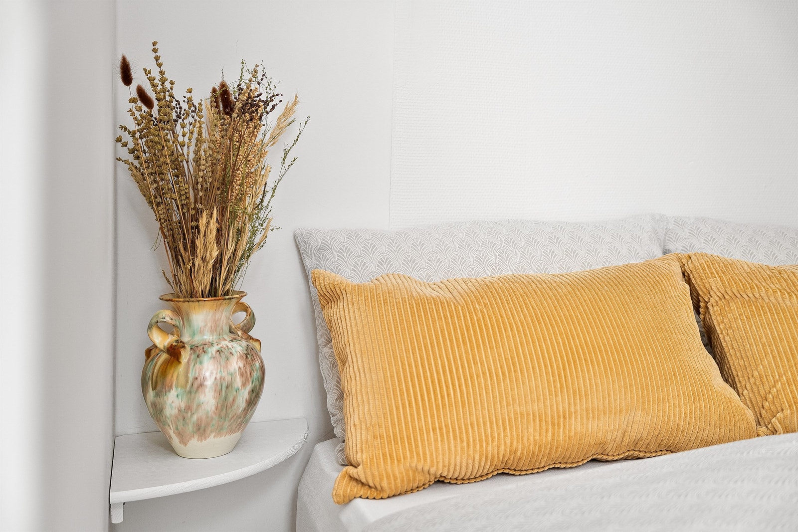 Hylle ved seng. Galleribilde