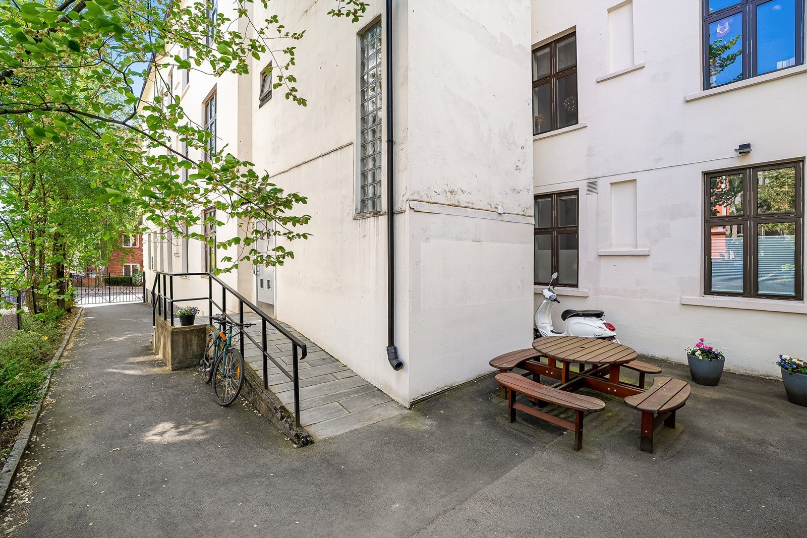 Hyggelig sittegruppe i borettslagets bakgård. Galleribilde