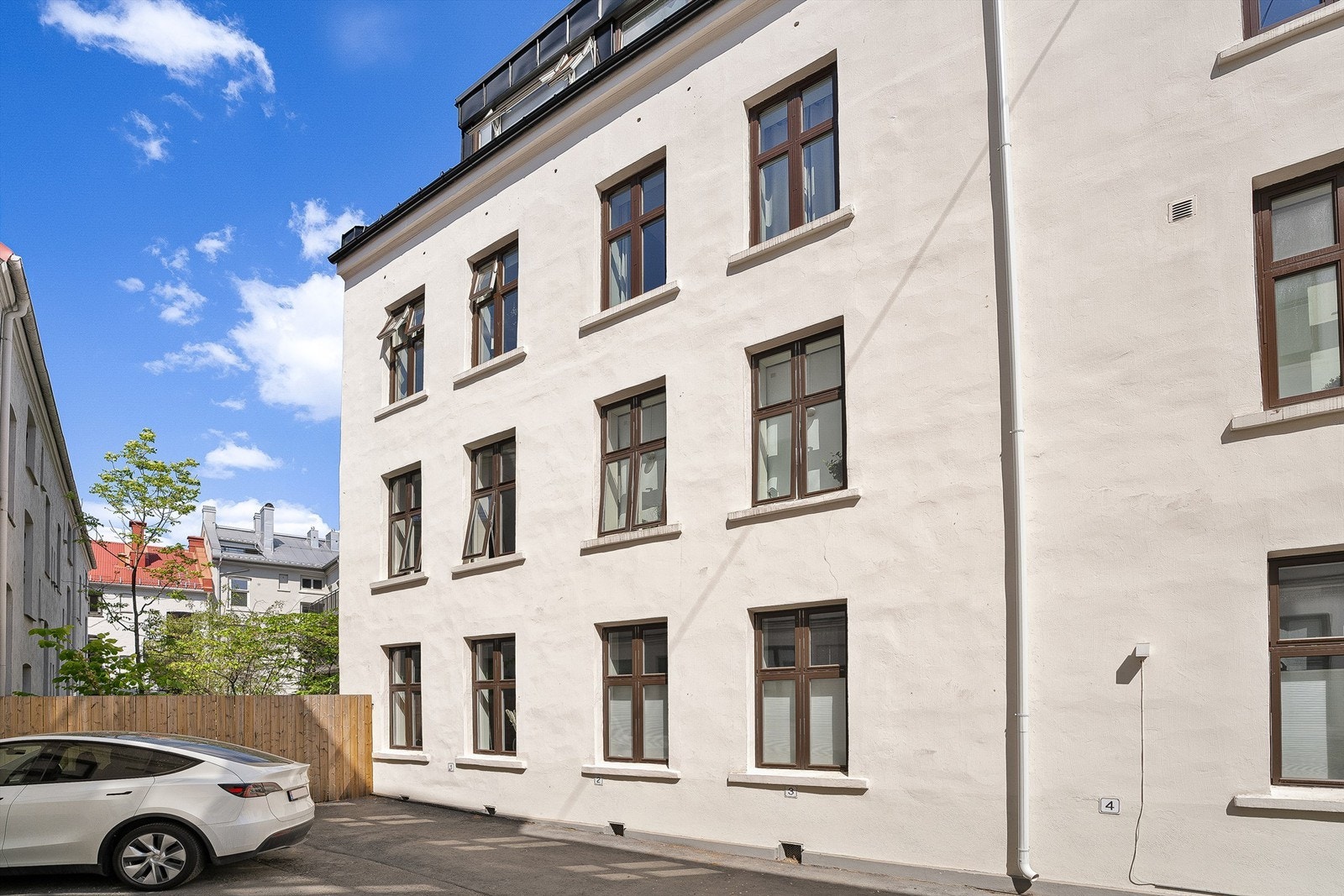 Leiligheten ligger skjermet til innerst i gården, samt lengst fra veien. Galleribilde