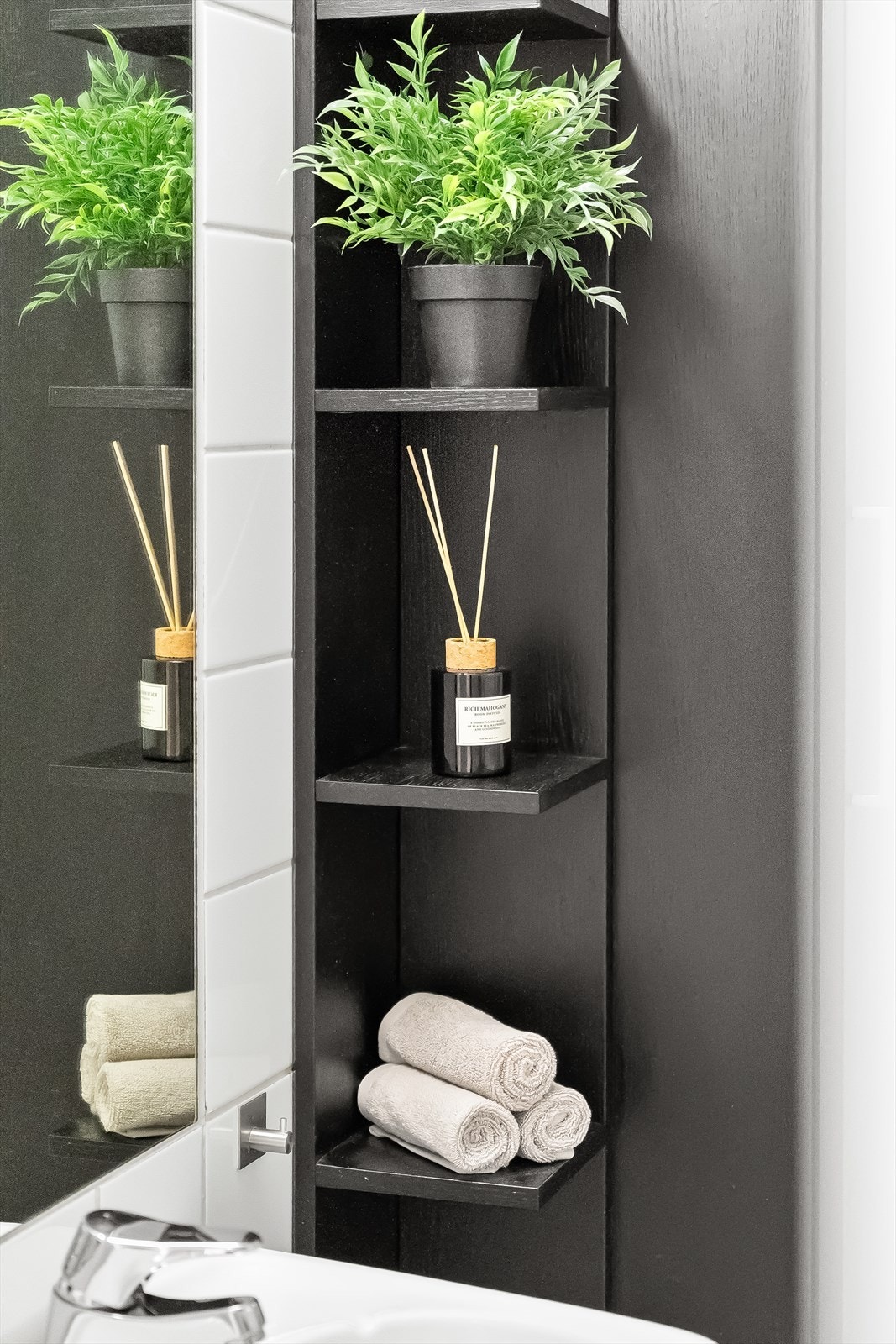 Servantskap med gode oppbevaringsmuligheter på badet. Galleribilde