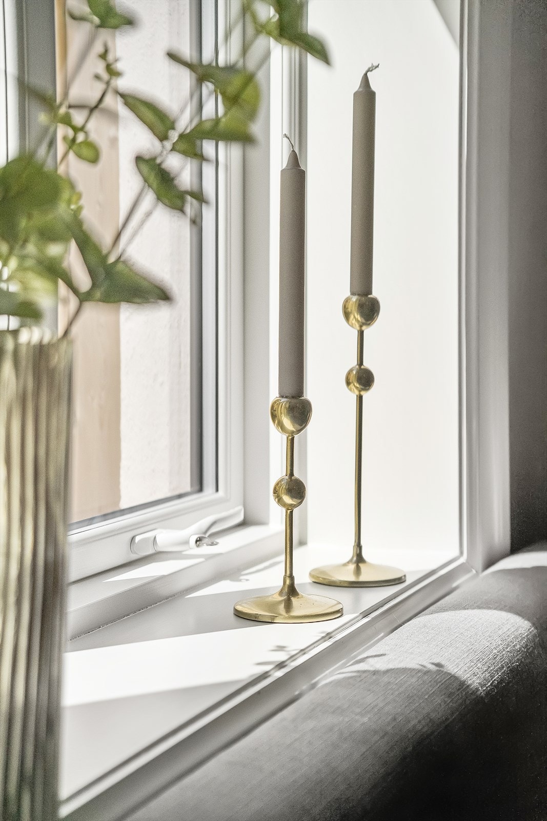 Dype vinduskarmer med plass til fint interiør. Galleribilde