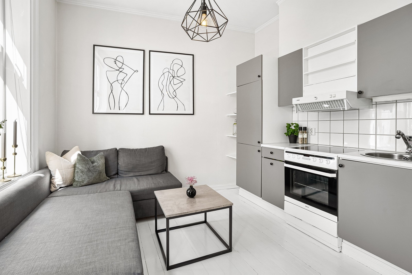 Kjøkken med åpenløsning mot sofagruppe. Galleribilde