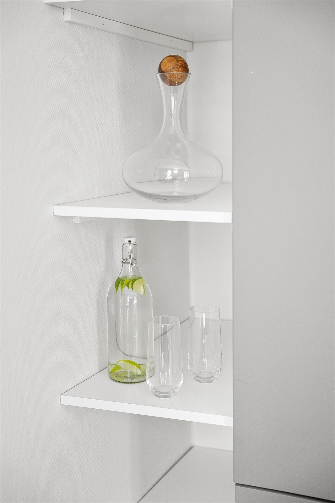 Plassbygget hyller i hjørnet av kjøkkenet for ekstra oppbevaring. Galleribilde