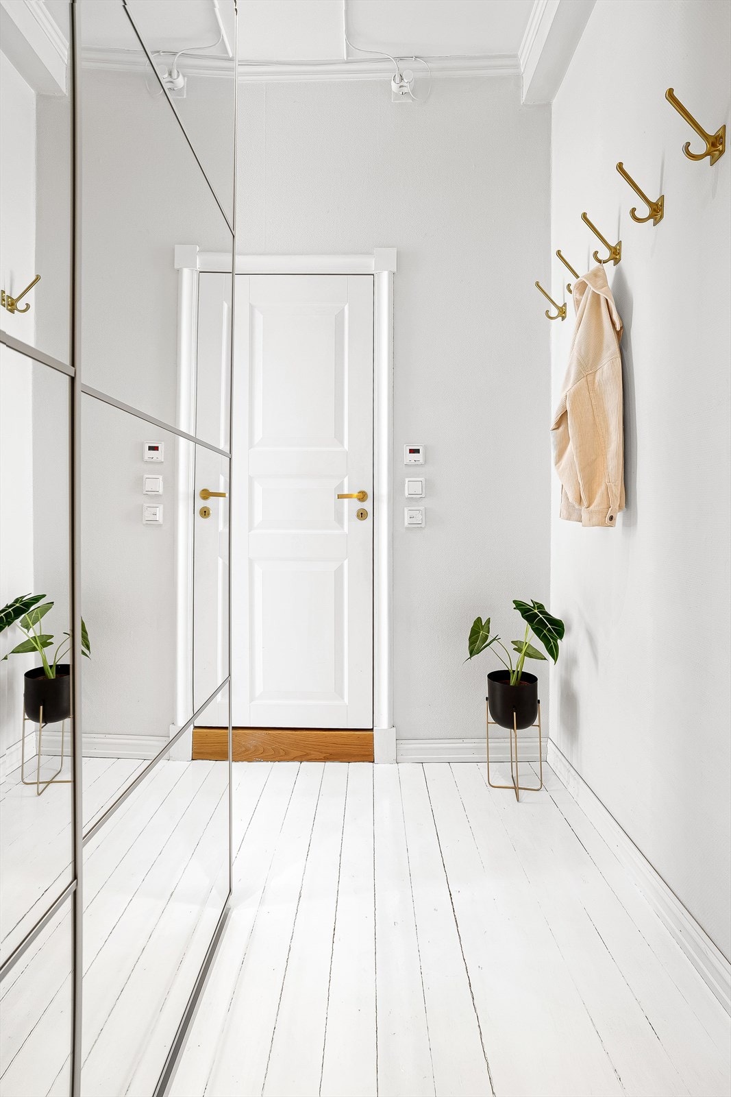 Lys entré med plass til å henge fra seg ytterklær og skotøy. Her er det god plass til garderobeskap som sikrer godt med oppbevaringsplass. Galleribilde