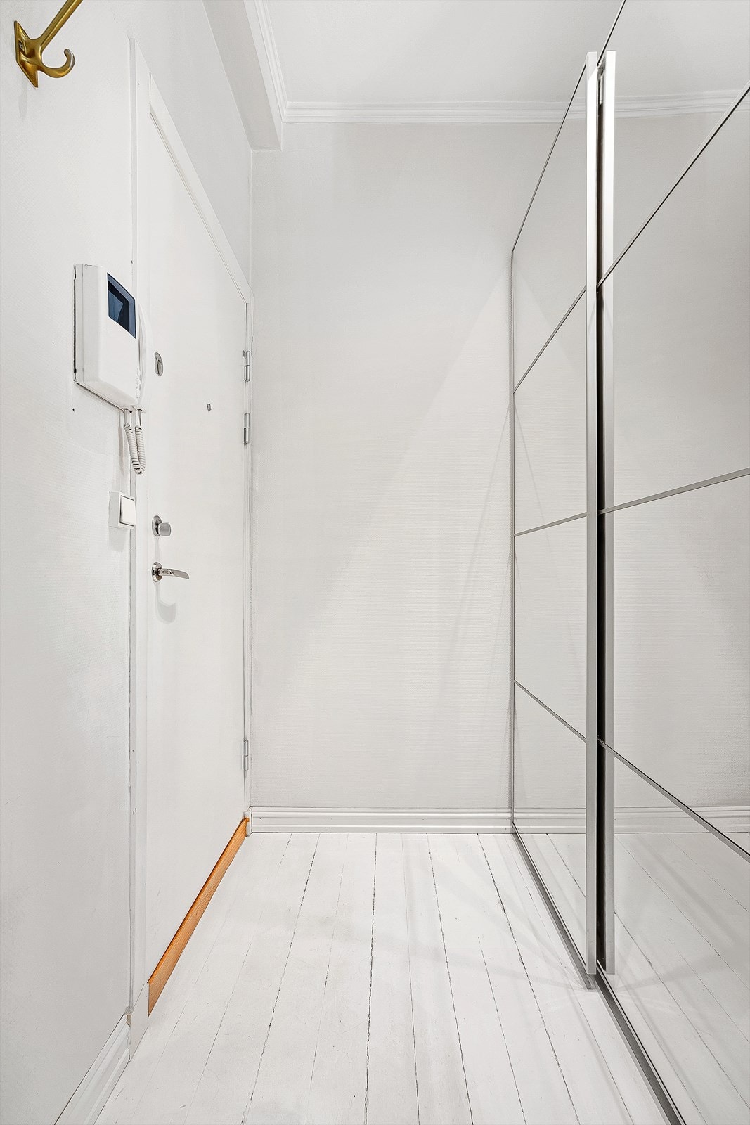 Adkomst til leiligheten via felles trappegang med calling anlegg. Velkommen inn! Galleribilde