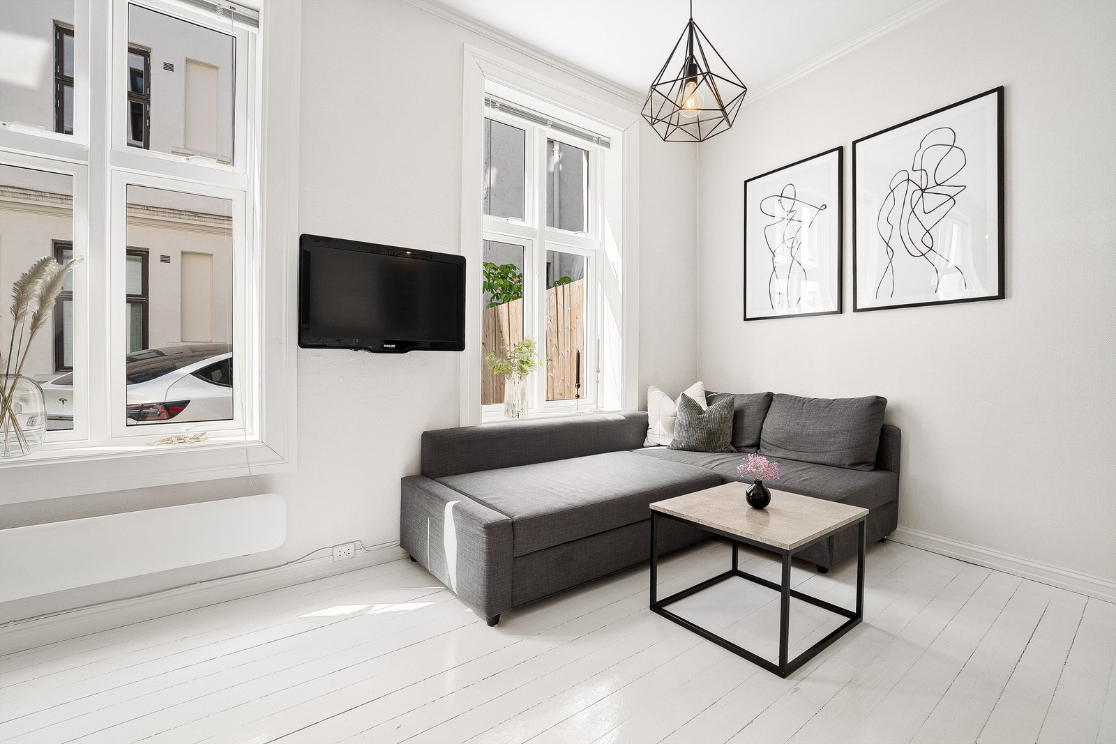 Stue med plass til sofagruppe med tilhørende salongbord. Oppheng for tv-skjerm som har en naturlig plassering i midten av oppholdsrommet. Galleribilde