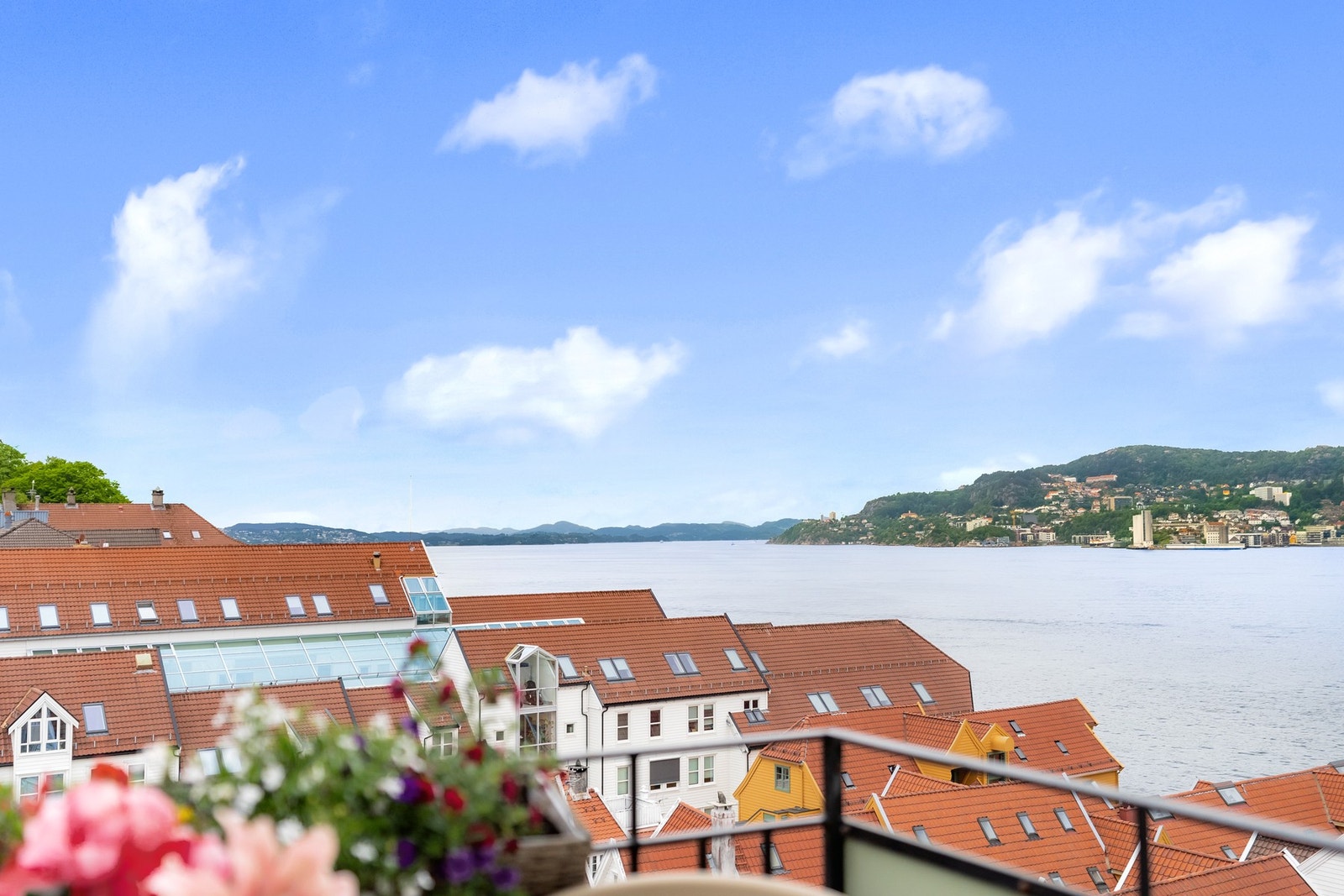 Her nytes sol og en herlig takutsikt samt skue over Byfjorden Galleribilde