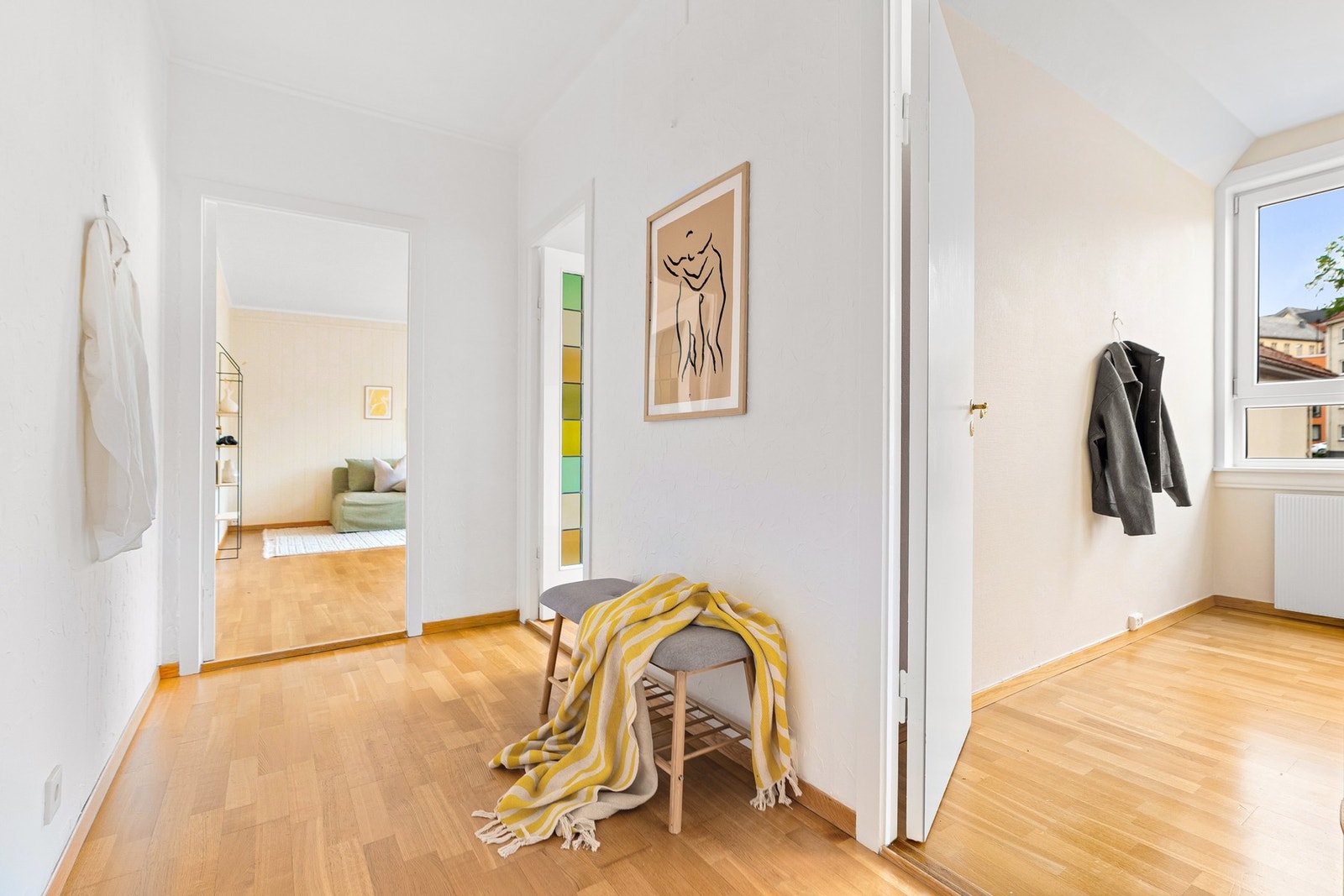 Velkommen inn! Gang med lyst malte overflater Galleribilde