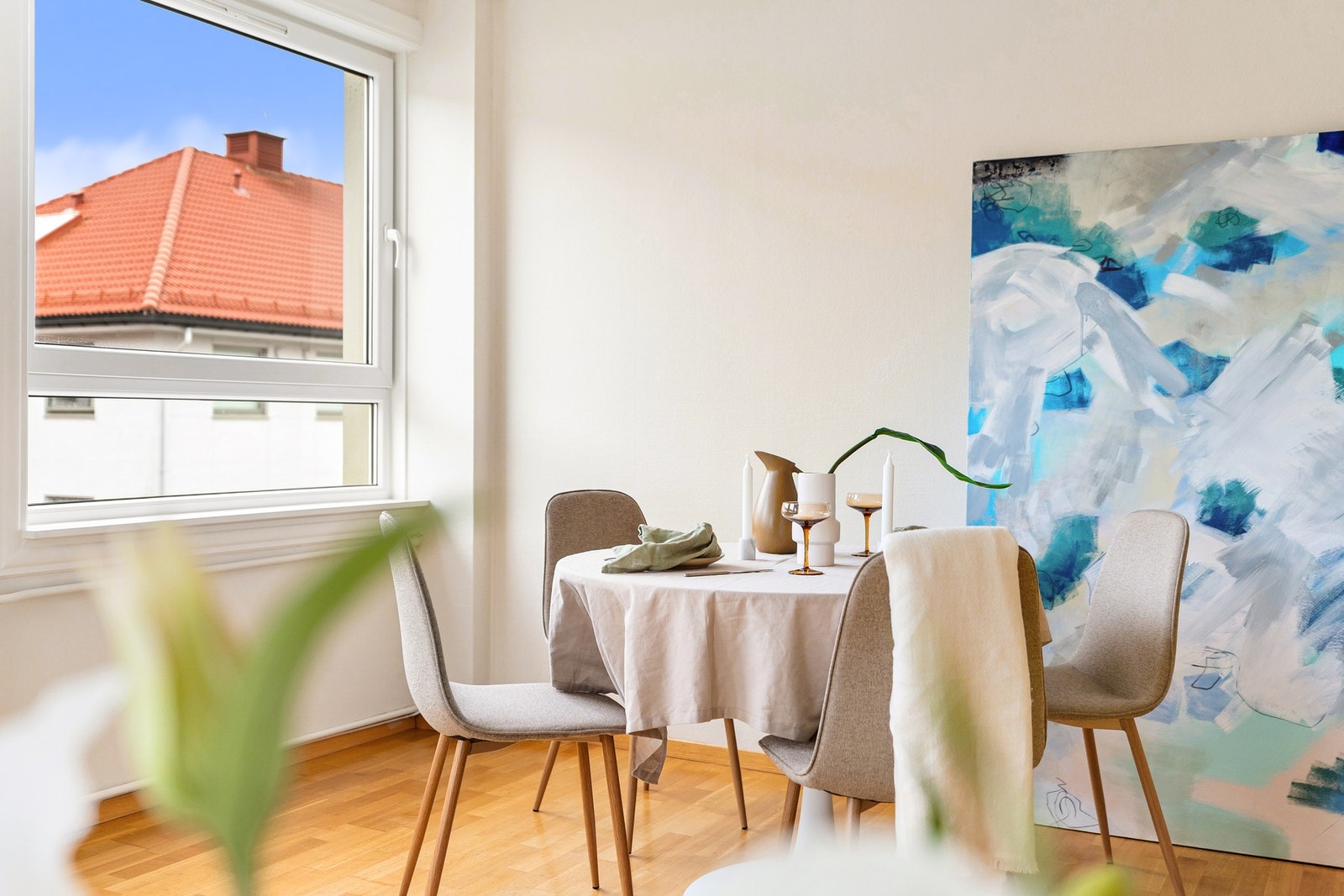 Stuen har god plass til både sofagruppe og spisegruppe Galleribilde