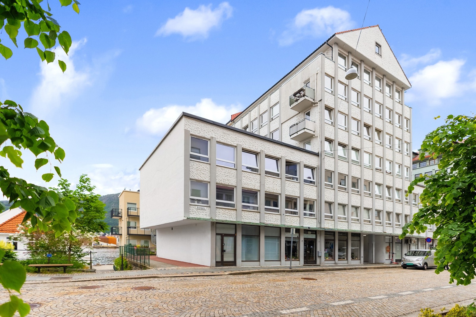 Bygg mot enden av Strandgaten, ikke langt i fra Nordnesparken. Sentralt, men likevel rolig sentrumsplassering Galleribilde