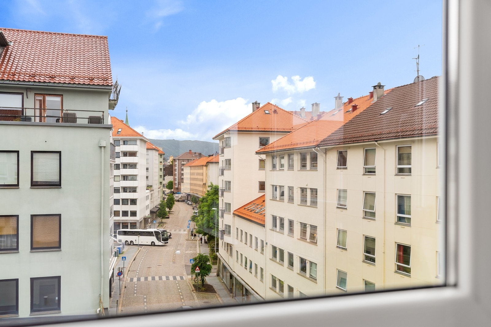 Utsikt fra stuen over Strandgaten. gaten er opprustet i de senere år. En kort spasertur unna ligger gågaten Galleribilde