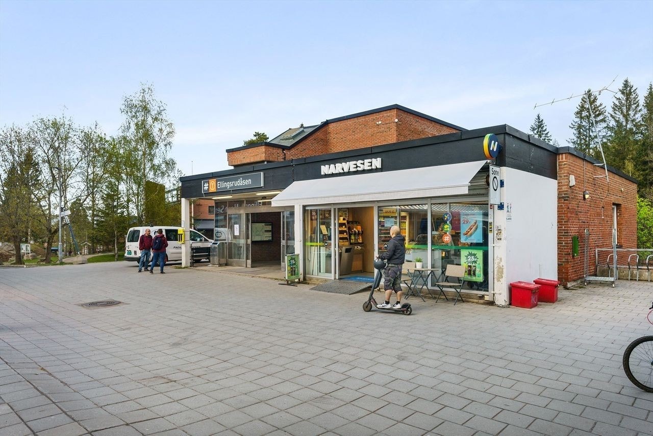 Ellingsrudåsen T-banestasjon bare ca 700 meters gange fra leiligheten. Galleribilde