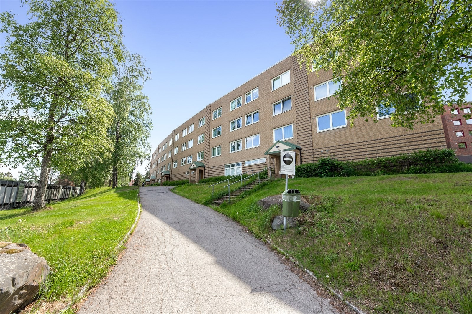 Leiligheten befinner seg i et barnevennlig og trafikkstille boområde på Ellingsrud i Oslo. Det gangavstand til offentlig kommunikasjon samt skog og mark. Galleribilde