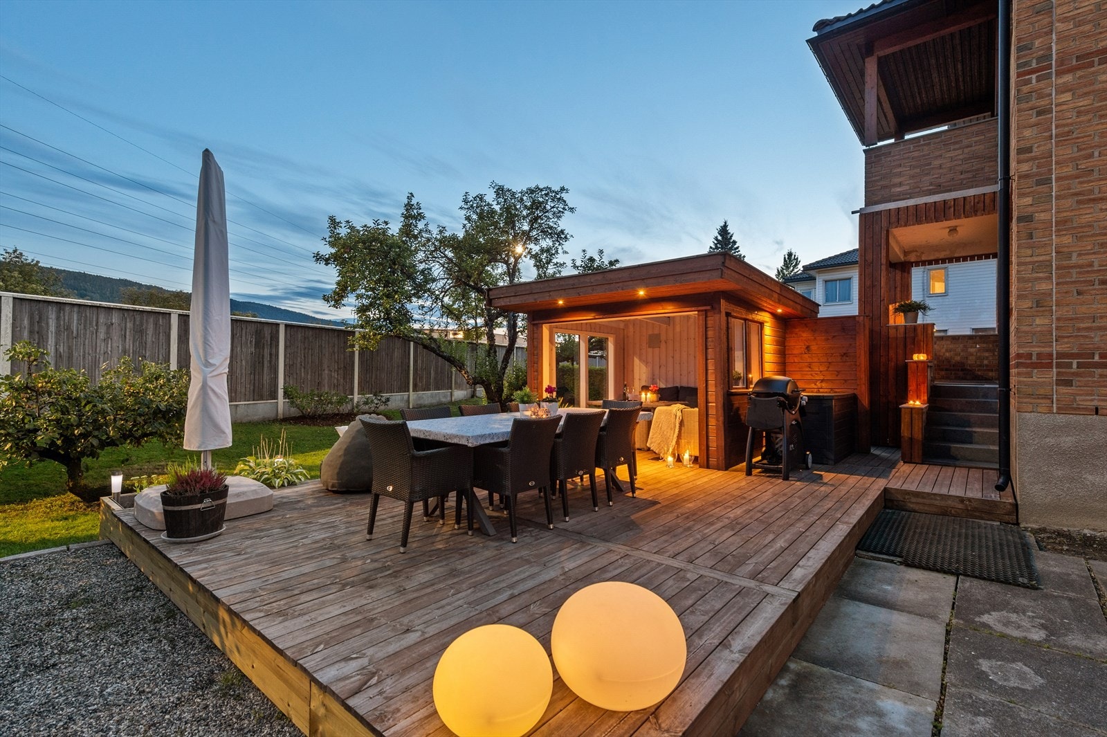 Boligen har flotte uteområder som gressplen, uthus og platting Galleribilde