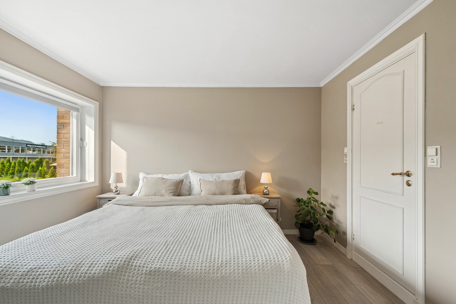 Romslig soverom 2 med god plass til dobbeltseng Galleribilde