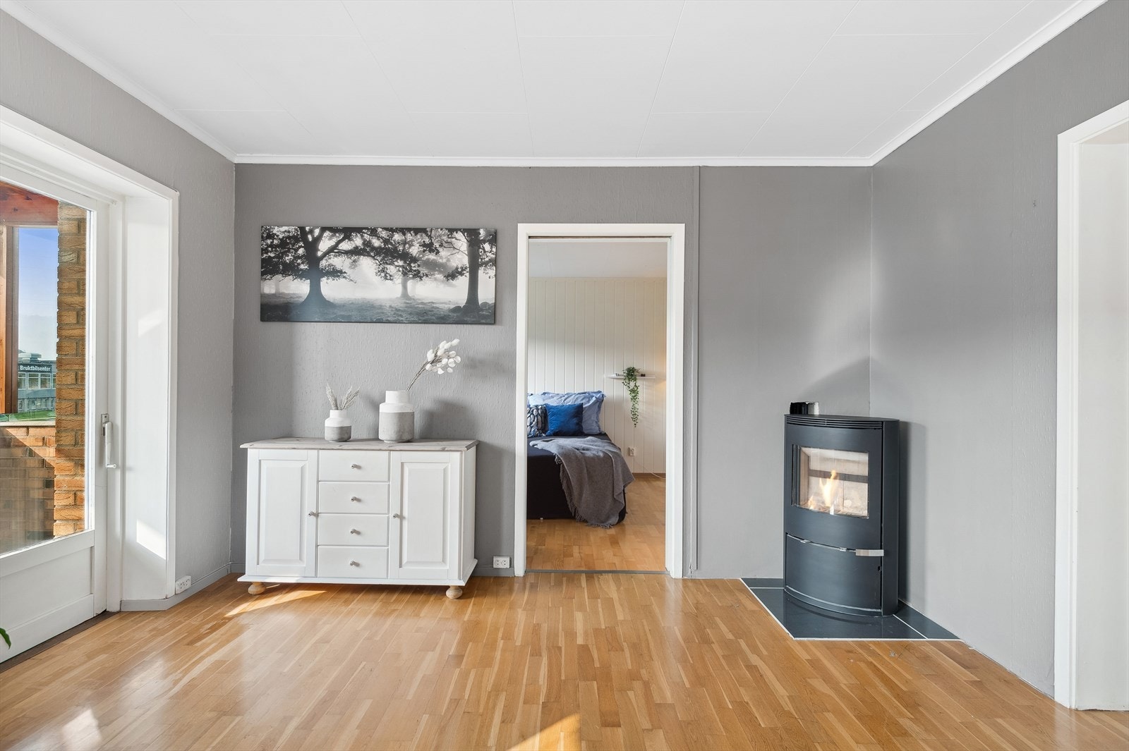 I stuen er det montert peis og direkte utgang til solrik balkong Galleribilde