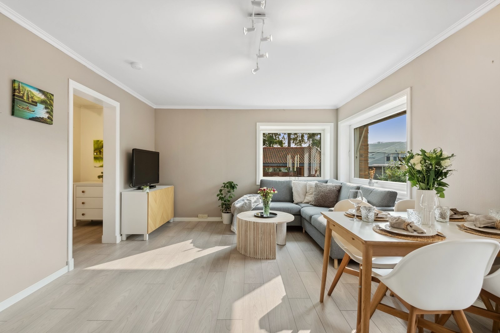 Det er god plass til både sofa og spisebord Galleribilde