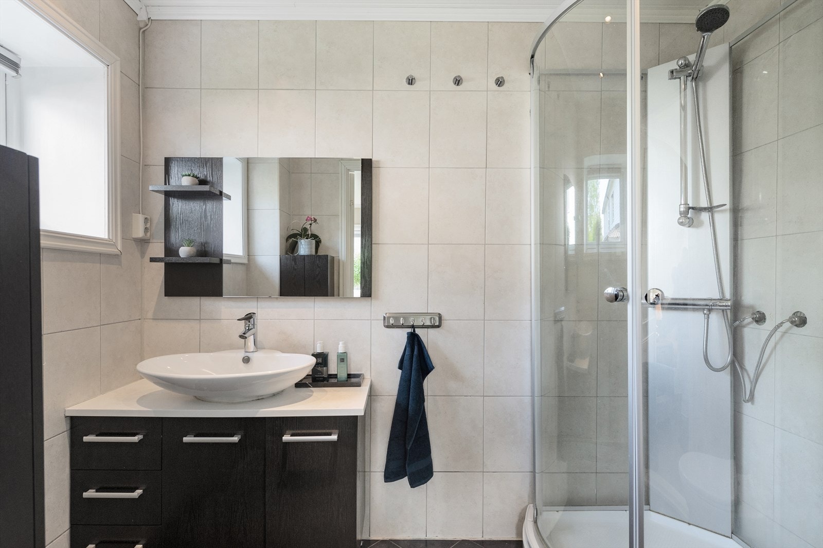 Flislagt bad med gulvvarme og dusjkabinett Galleribilde