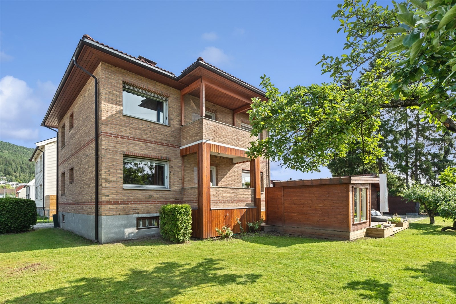 Flott hel tomannsbolig med tegl fasade, stor tomt og dobbelgarasje Galleribilde