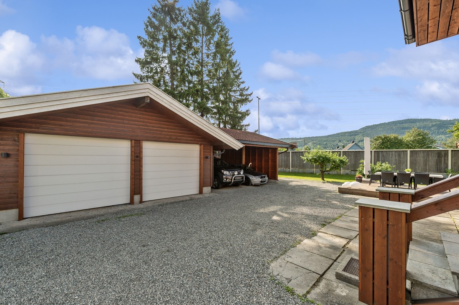 Isolert dobbelgarasje med god takhøyde og carport Galleribilde