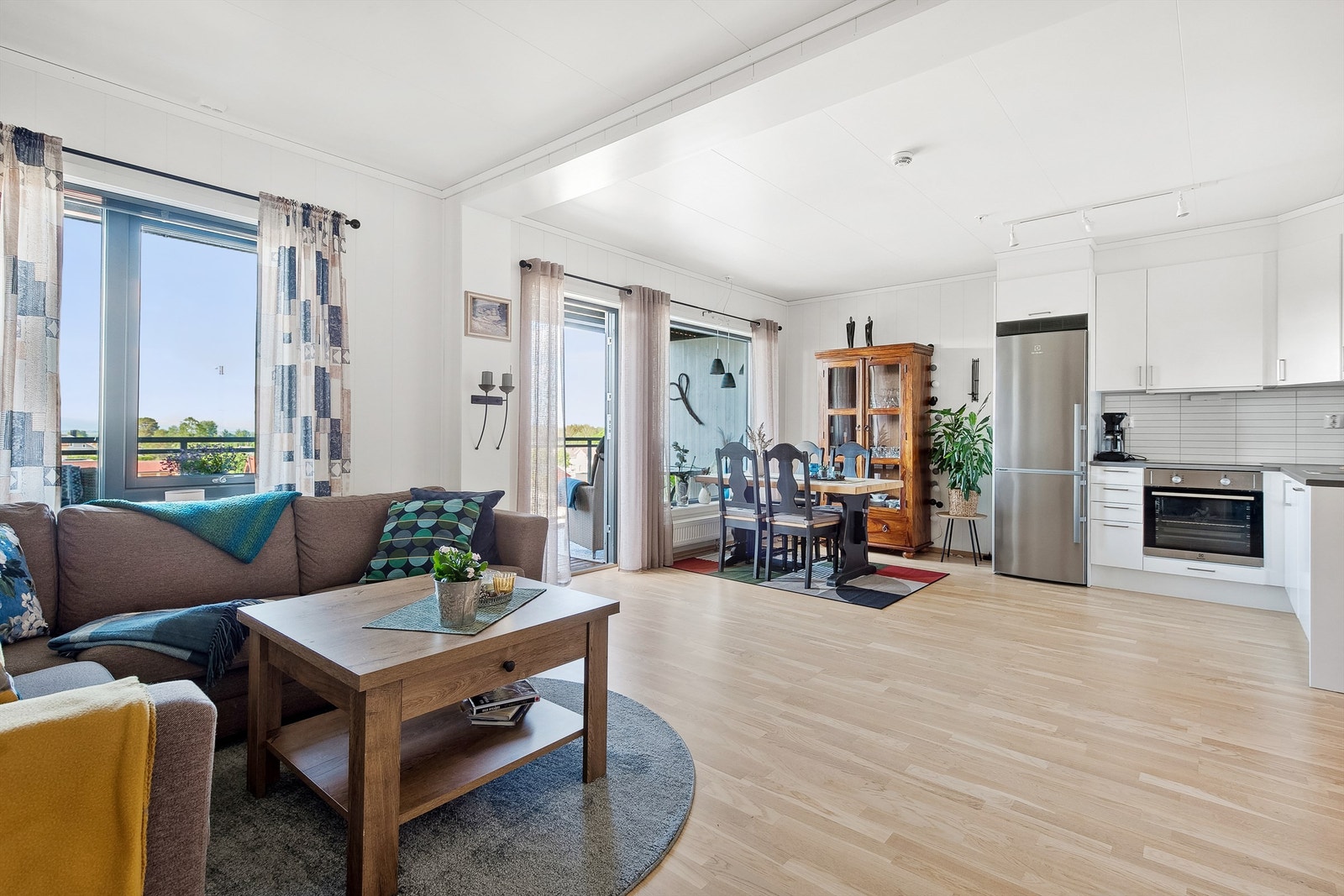 Stue og kjøkken (Bilde tatt i en annen, tilsvarende leilighet) Galleribilde