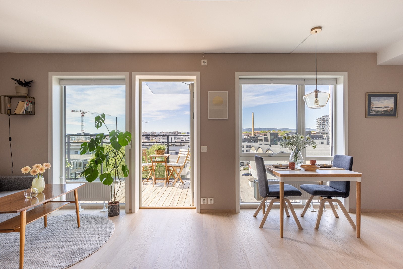 En svært lys og fin 3-roms leilighet i et nyere og moderne bygg fra 2019. Galleribilde