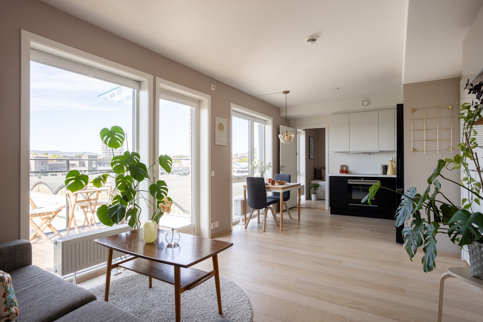 God og moderne standard fra 2019 med pen enstavs parkett på gulv, glatte overflater malt i en innbydende farge og skjult elektrisk anlegg. Galleribilde
