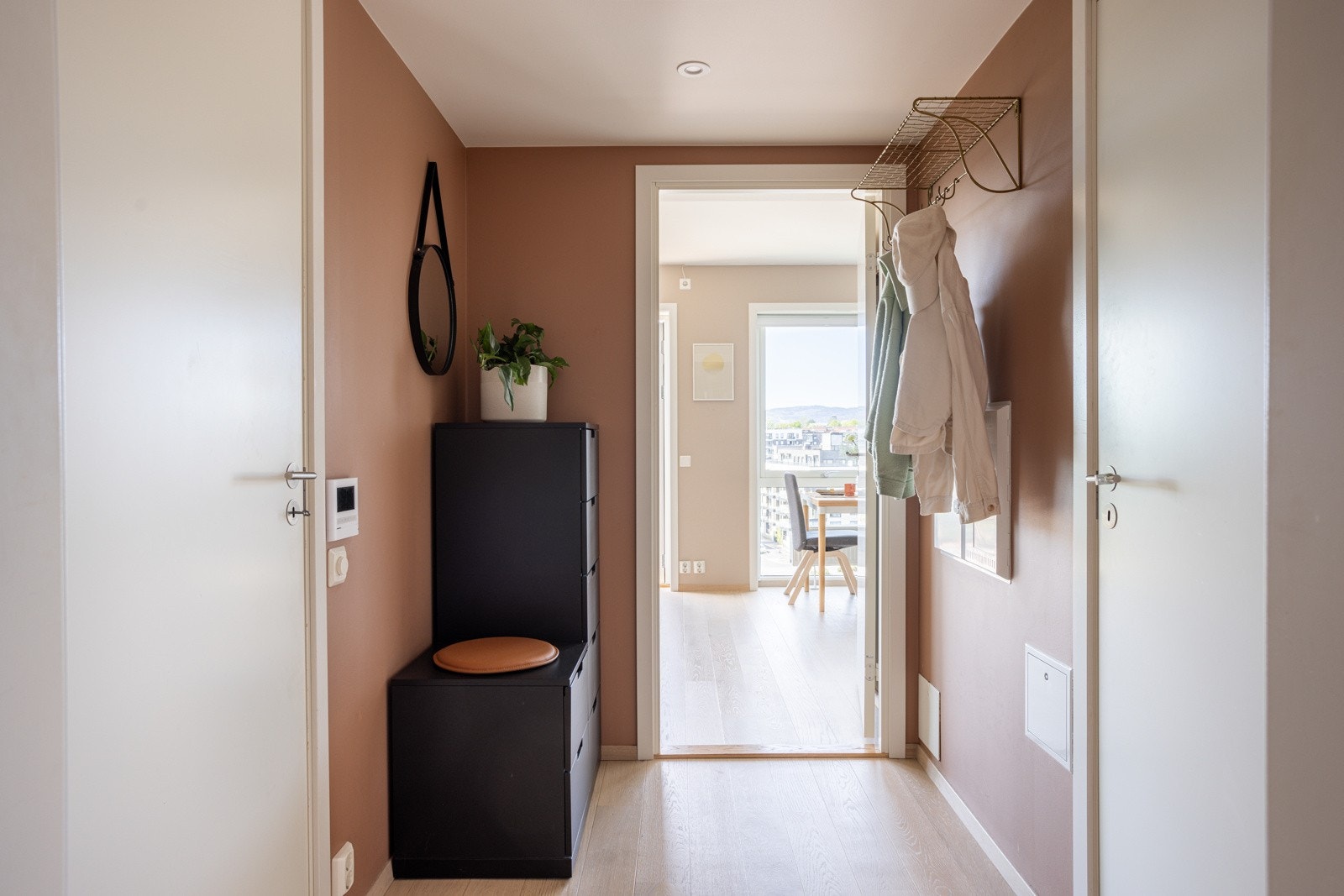Entréen har god og moderne standard fra 2019 med lys enstavs parkett på gulv, glatte overflater malt i en fin farge, skjult elektrisk anlegg og downlights i himlingen. Galleribilde
