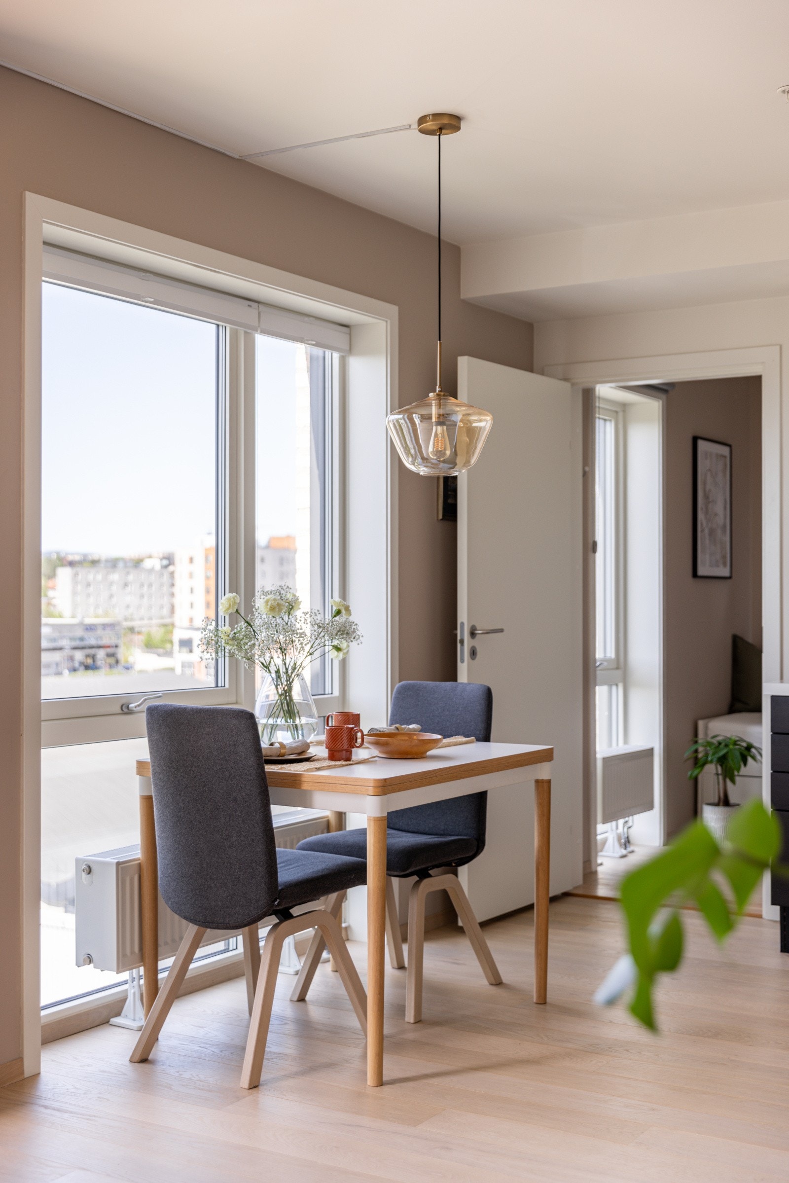 Vinduene har 3-lags glass fra byggeåret og det er montert praktiske plissegardiner. Galleribilde
