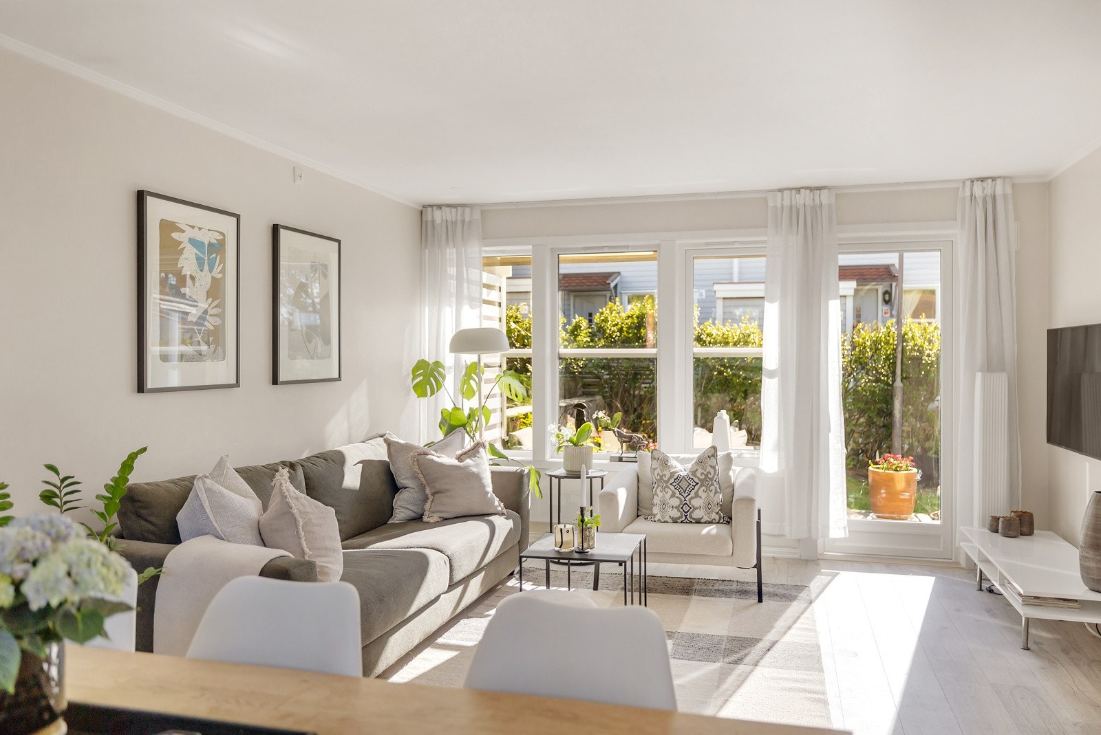 Romslig stue med store vindusflater som slipper inn rikelig med naturlig lys. Galleribilde