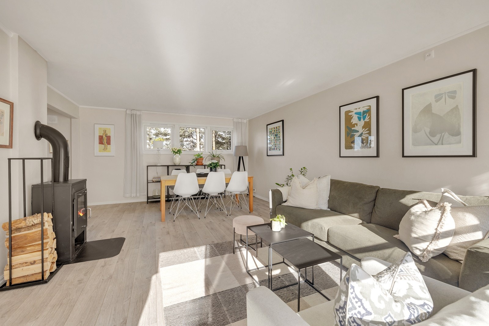 Her er det god plass til sofagruppe, spisegruppe samt tilhørende møblement. Galleribilde