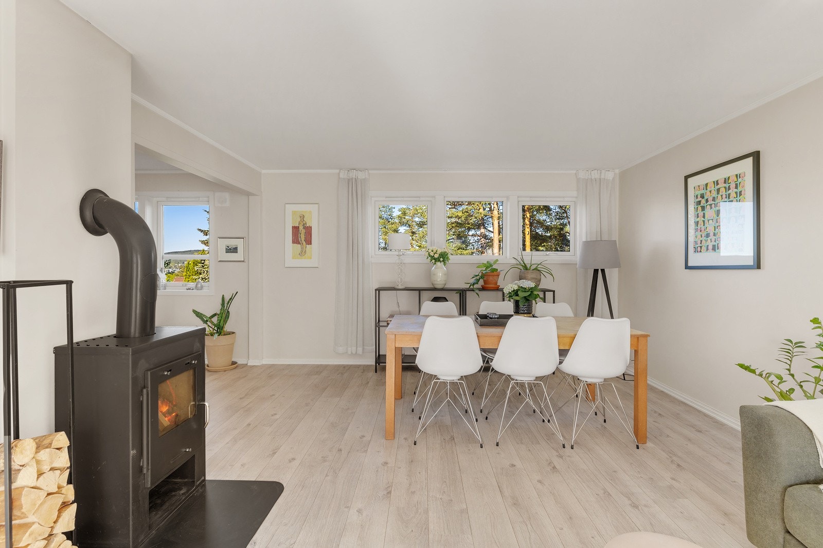 Den store stuen har plass til en hyggelig spisegruppe Galleribilde