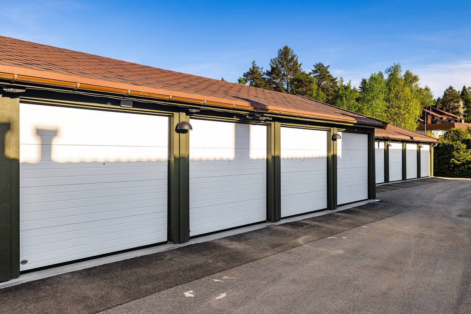 Det med følger parkeringsplass i lukket garasje. Det er montert elbillader på plassen. Galleribilde