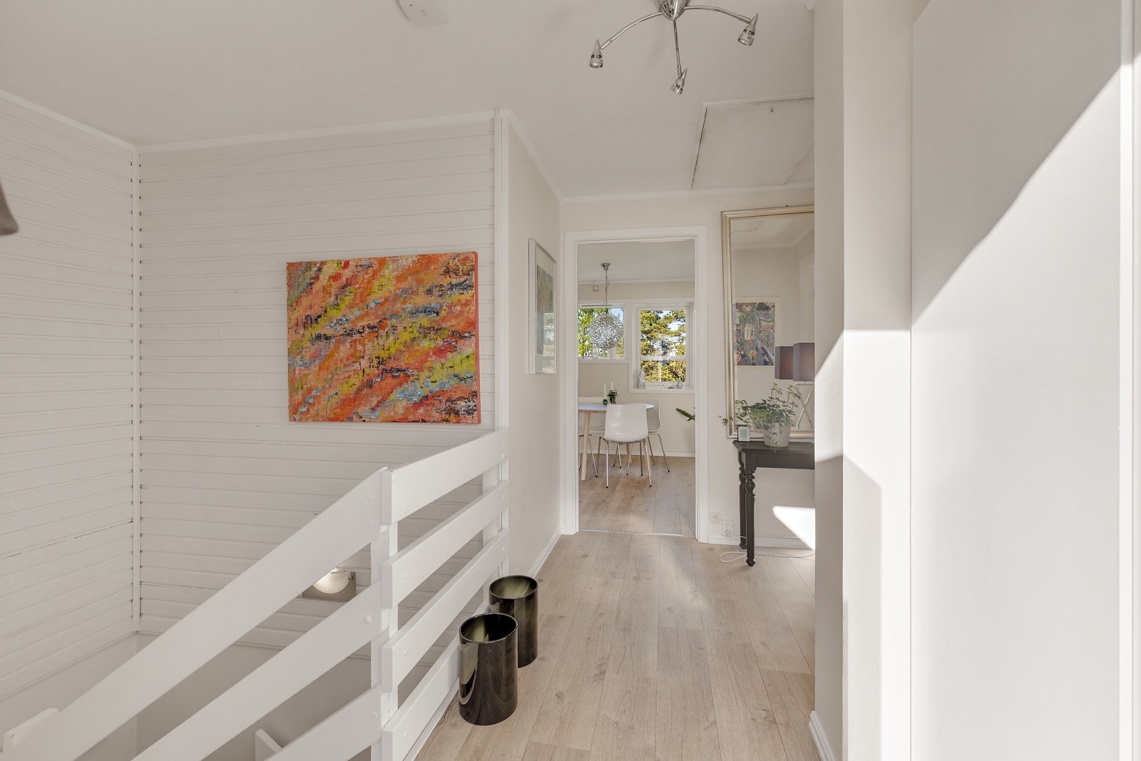 Fra gangen leder trappen ned til boligens underetasje. Galleribilde