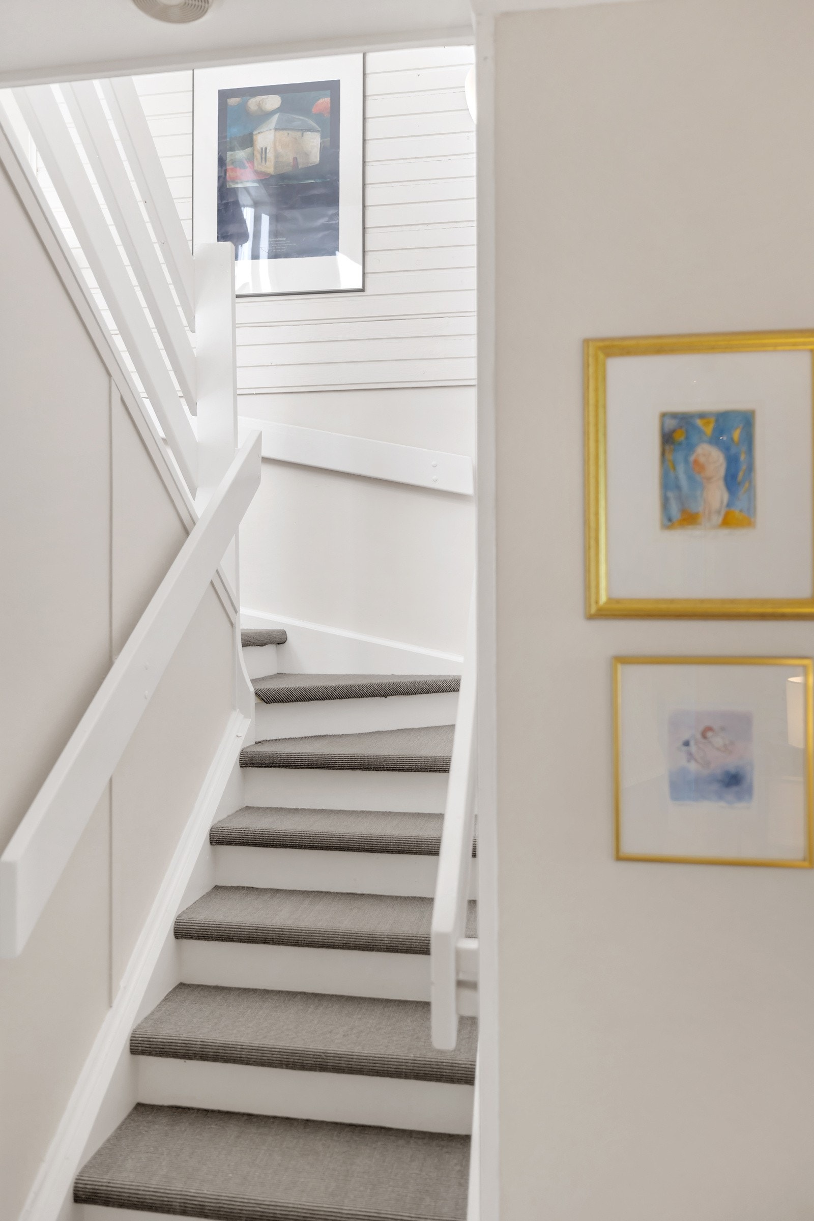 Det er lagt sisalteppe på trinn. Galleribilde