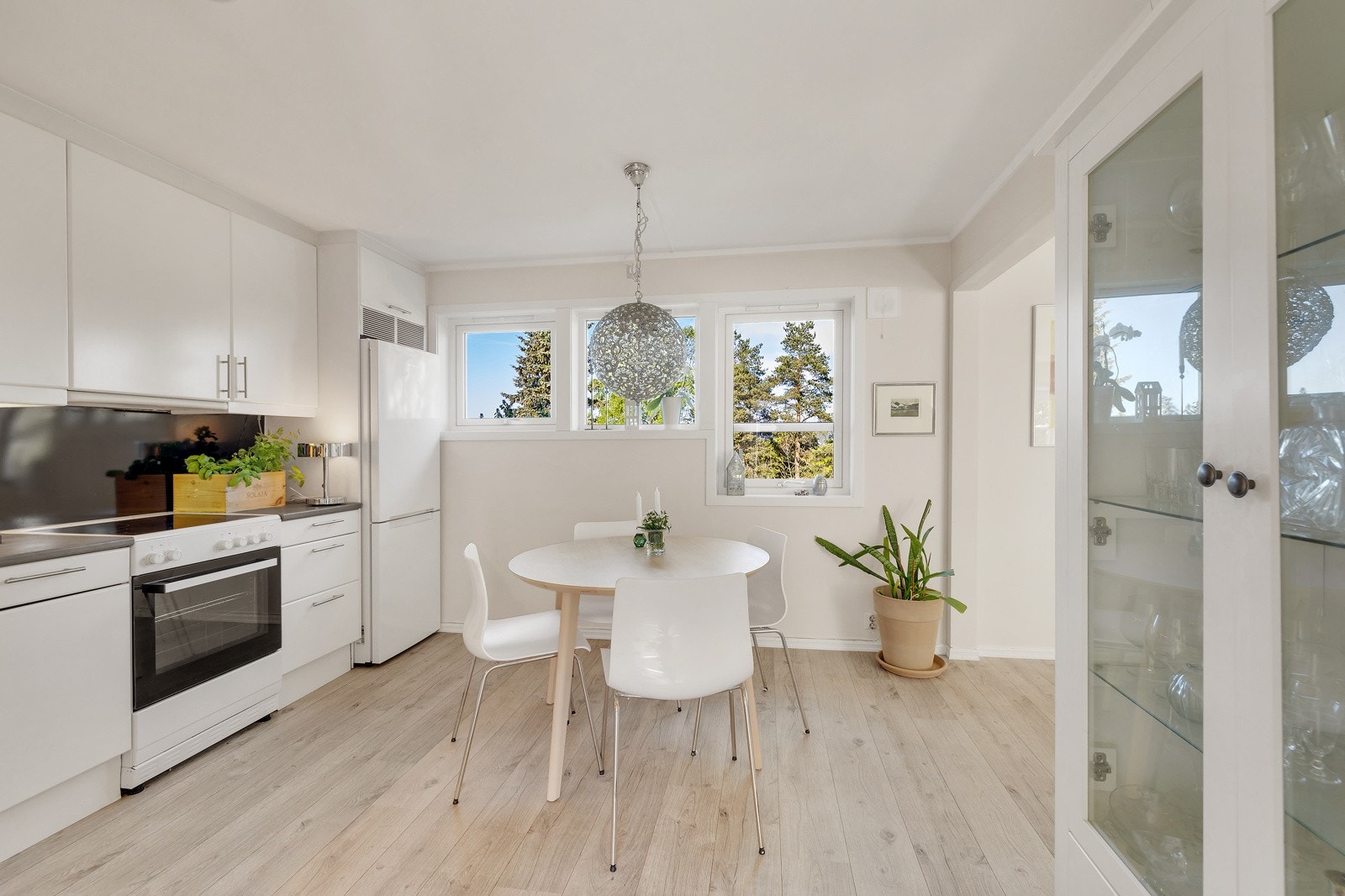 Innredning med glatte fronter og laminert benkeplate. Galleribilde