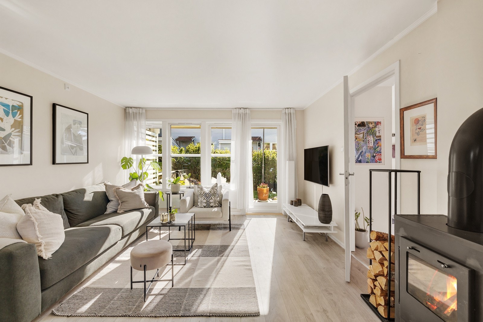 Innbydende og påkostet 4-roms rekkehus over to plan med solrike uteplasser! Galleribilde