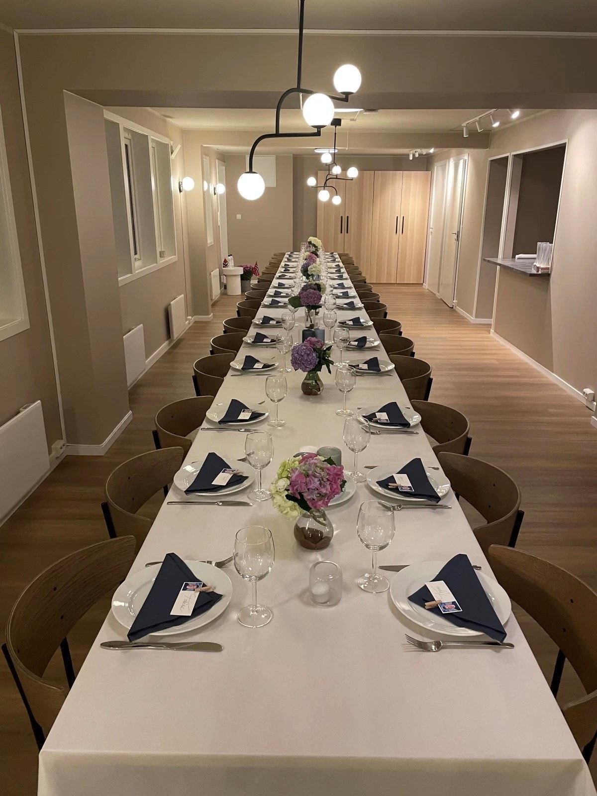 Langbord med plass til 30 personer. Galleribilde