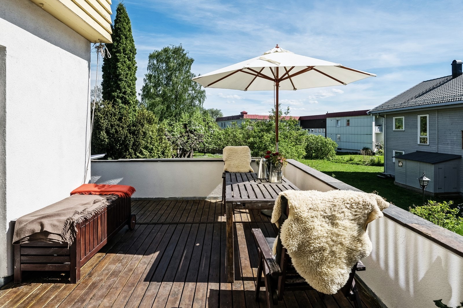 Meget solrik og romslig terrasse som fortsetter videre rundt til inngangspartiet t.v. Galleribilde